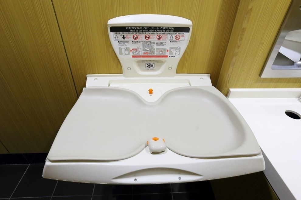 成田マイカ,オムツ替え台