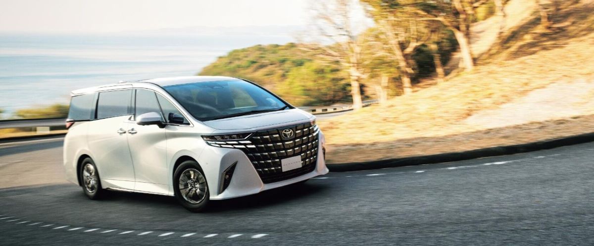 トヨタ「アルファード・ヴェルファイア」の燃費を比較！特徴や装備 