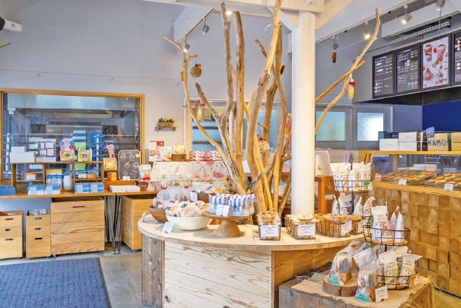 【ドライブプラン】バウムクーヘン工房＆Café カモガワバウムの店内