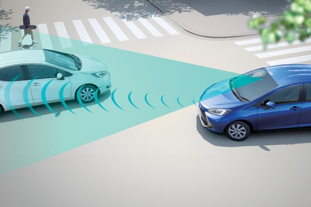 【モデル入り素材】TOYOTA SAFETY SENSE イメージ 写真(左):Z(2WD)