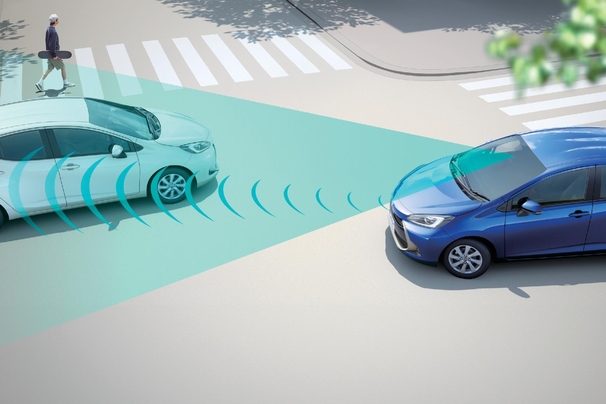 【モデル入り素材】TOYOTA SAFETY SENSE イメージ 写真(左):Z(2WD)