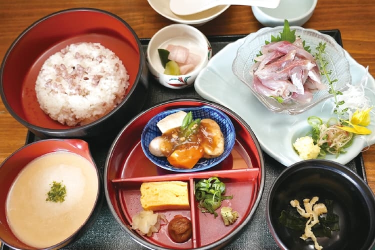 しげのぶのあじたたき麦とろ膳