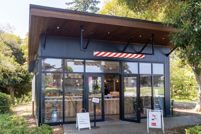 【ドライブプラン】千葉公園のシックな外観のベーカリー棟