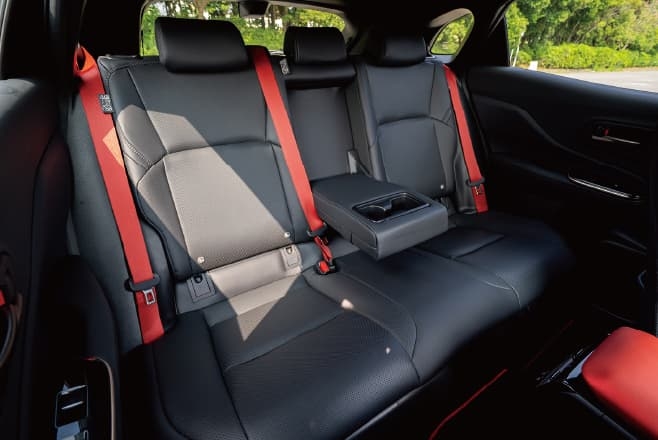 クラウンスポーツの後席シート