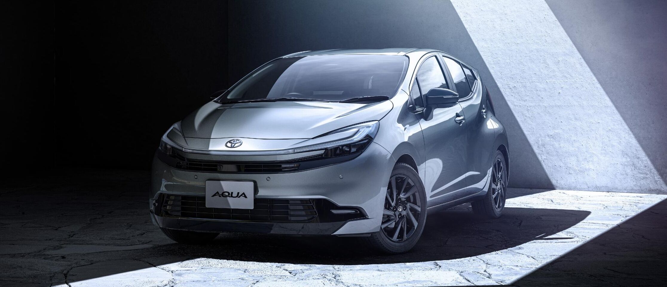 トヨタ「アクア」の燃費は？ハイブリッドカーの走行性能・乗り心地も