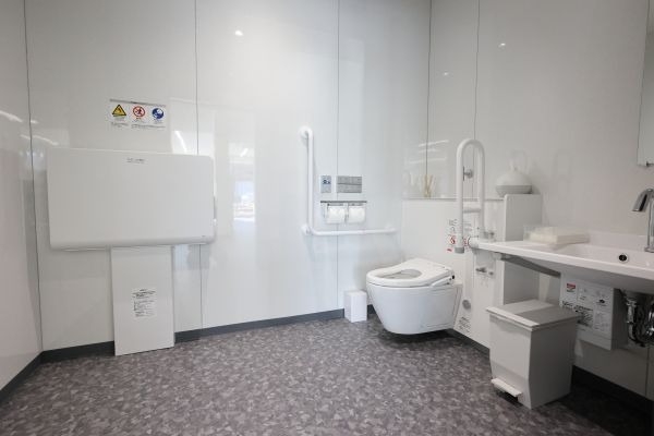 251022_柏店,多目的トイレ,オムツ交換台