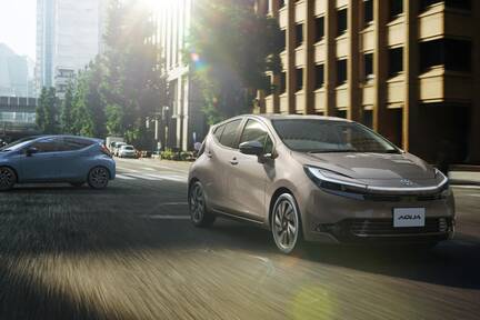 （左）：Z（2WD）