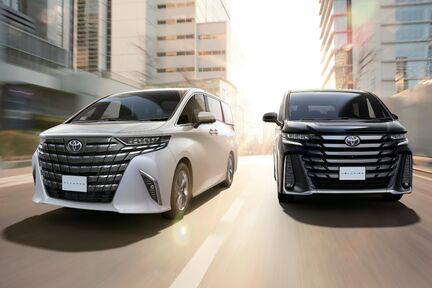 左：アルファード Z（ハイブリッド・2WD）