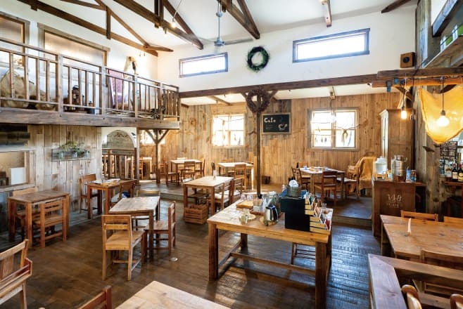 148CAFE（BARN & FOREST148の）柔らかく陽が差し込む空間
