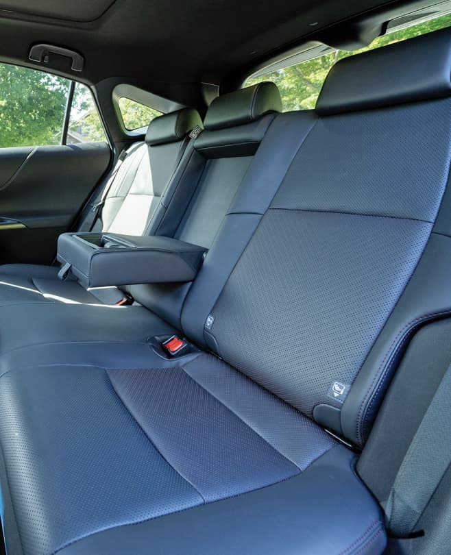 ハリアーの後部座席