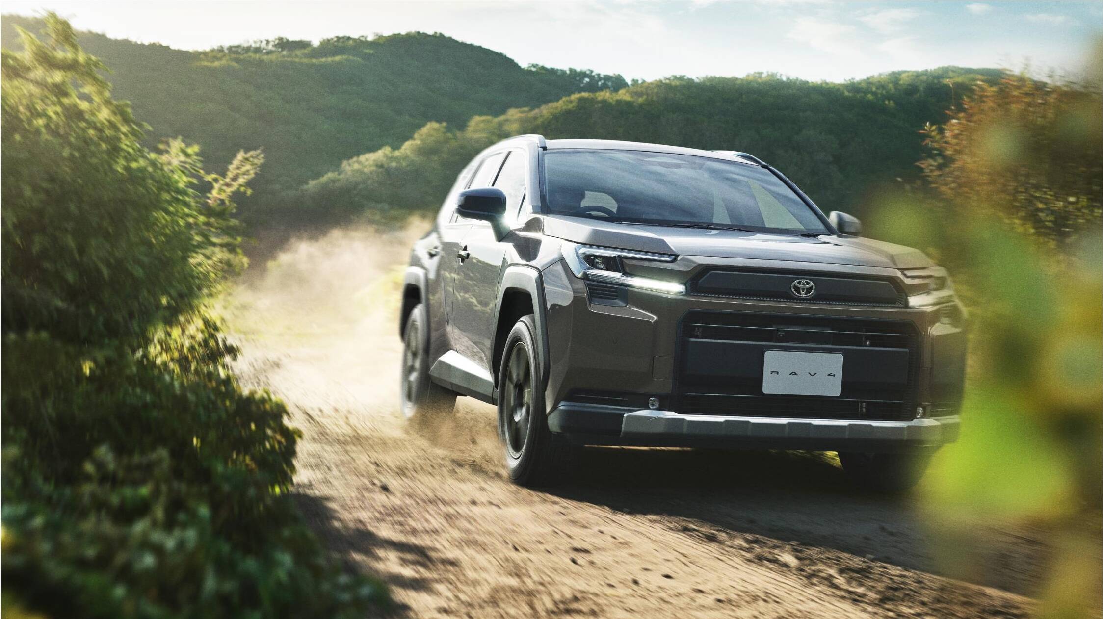 トヨタのSUV、新型「RAV4」の燃費は？走行性能・乗り心地を比較