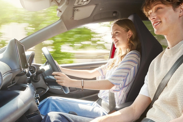 【モデル入り素材】G（ハイブリッド・2WD）