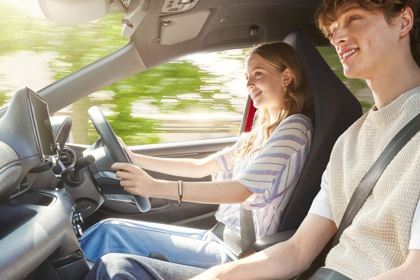 【モデル入り素材】G（ハイブリッド・2WD）