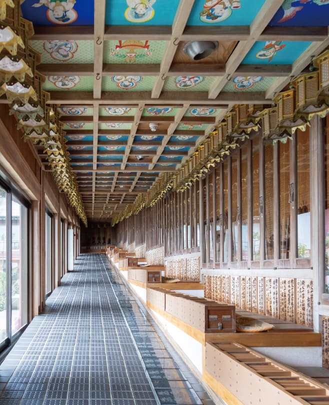 【ドライブプラン】満願寺 本堂を囲むように配置された左右の回廊